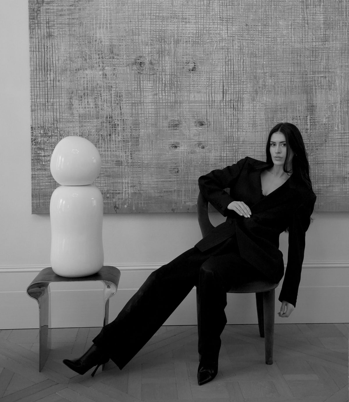 Lauren, founder of Ples'Jour®, seated in a black suit